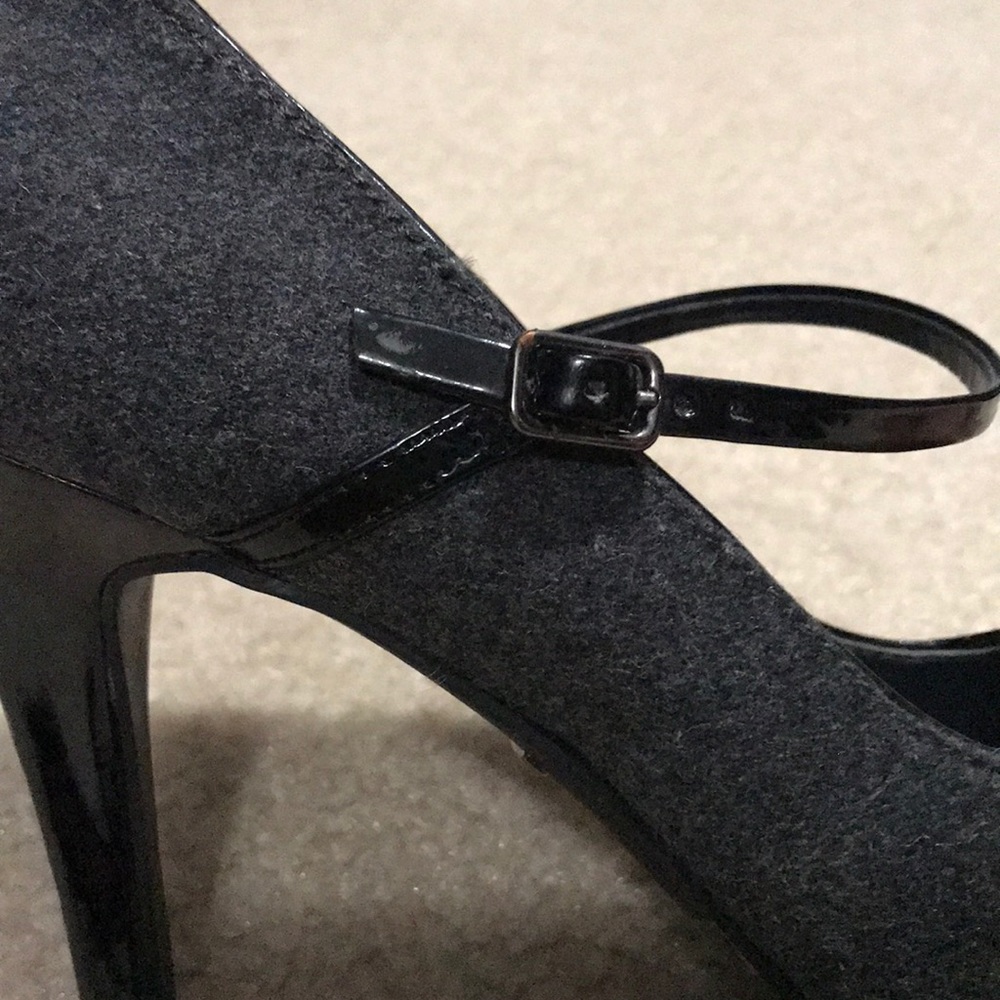 Dana Buchman pump with ankle strap. Size 8.5 - Picture 3 of 6